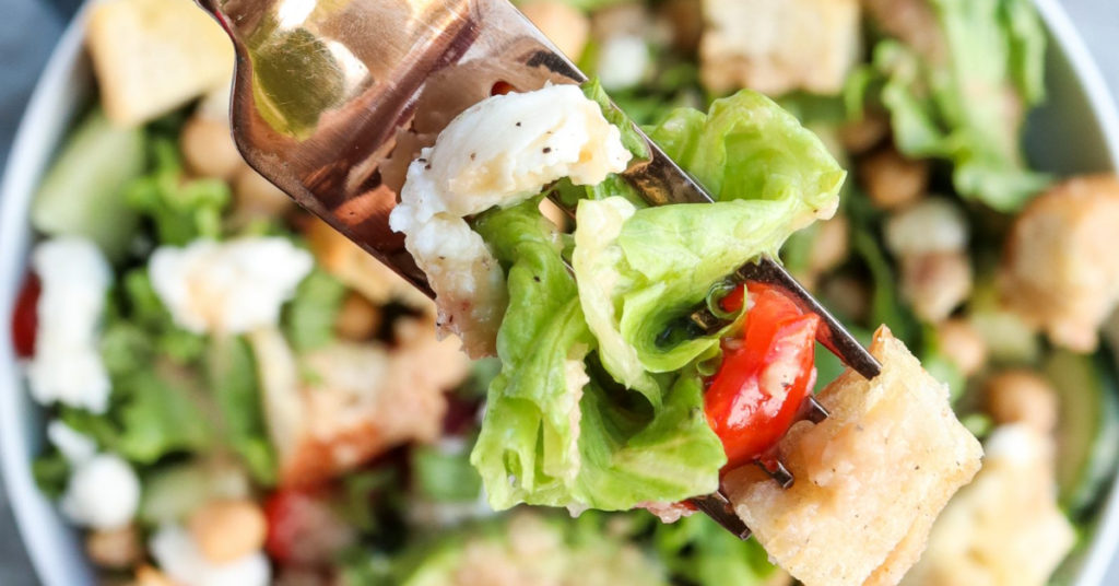 Ensalada fresca de lechuga romana con pepino, tomates cherry y garbanzos