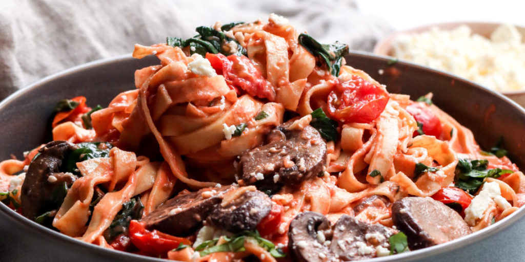 Pasta feta al horno con tomates cherry