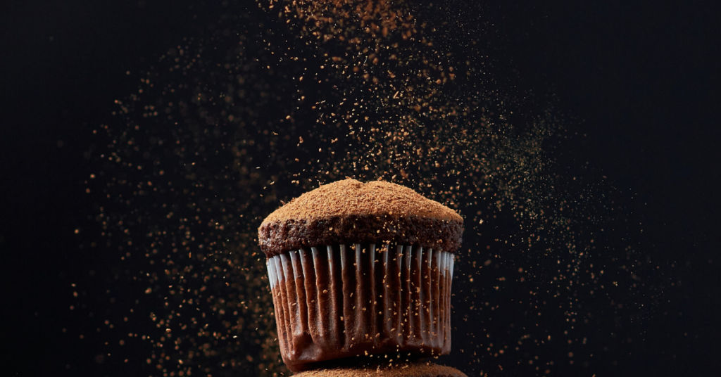 Esponjosos muffins de chocolate: una merienda fácil y sabrosa para alegrar la tarde