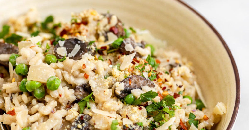 Arroz con champiñones y guisantes verdes