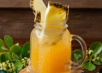 Agua de piña y jengibre