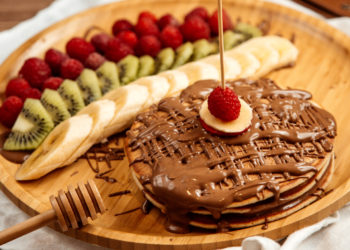 Panqueques de plátano y avena rellenos con chocolate