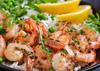 Arroz con camarones precocidos