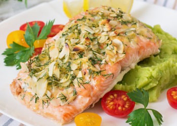 Salmón al ajillo