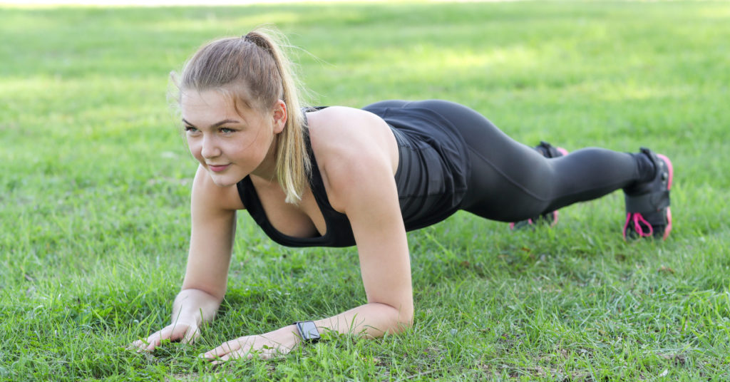 Ejercicios de plancha para aplanar el abdomen y entrenar brazos, piernas y core