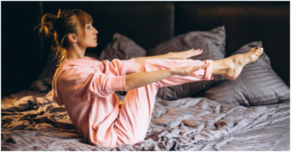 Sin levantarte de la cama: realiza estos sencillos ejercicios para bajar de peso