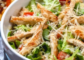 Ensalada César con pollo y queso parmesano