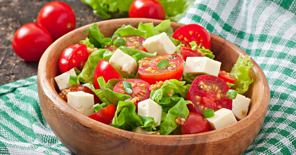 Ensalada de tomate, queso fresco y cebolla