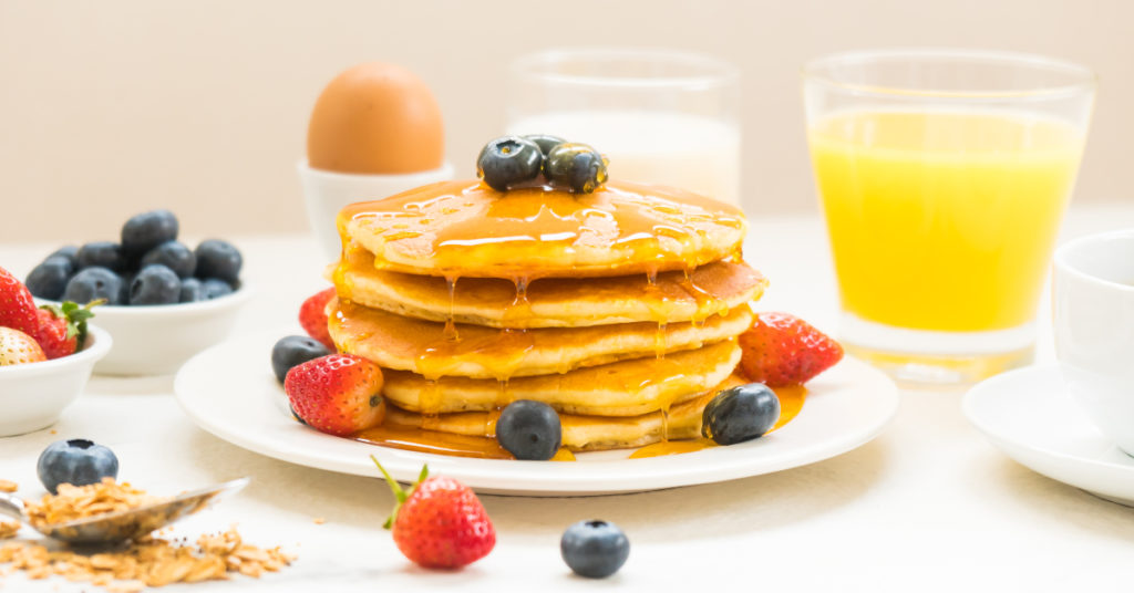 Panqueques de avena y banana con miel y frutas