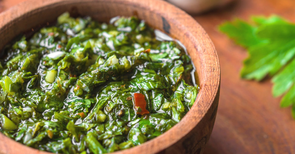 Salsa chimichurri para churrasco, empanadas y verduras