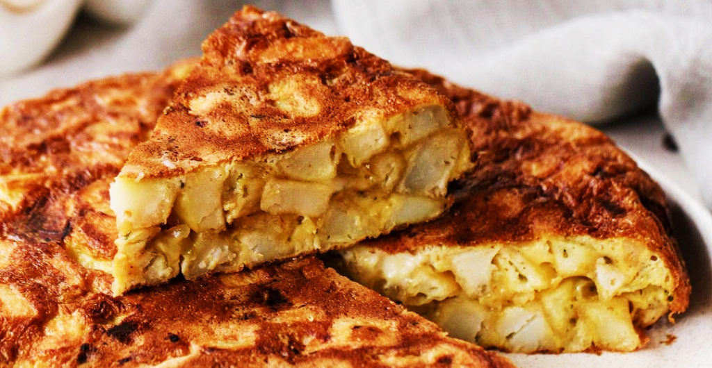 Tortilla de papas con queso y cebolla