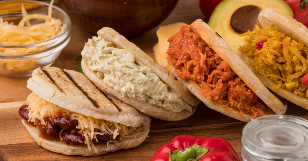 Diferencias entre arepas rellenas, pupusas salvadoreñas y gorditas de maíz