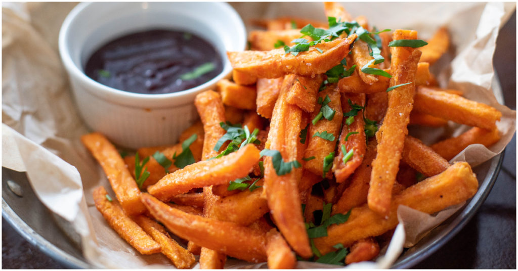 Prueba los bastones de batata: la receta que le hace competencia a las papas fritas