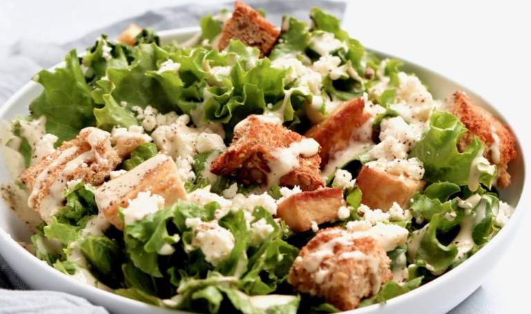 Pasos para hacer ensalada César con tofu tan rica como en tu restaurante favorito