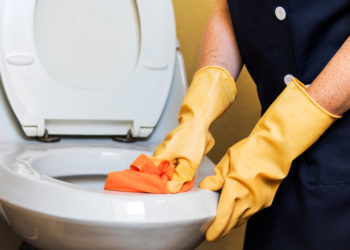 Trucos para limpiar el inodoro con vinagre o bicarbonato de sodio