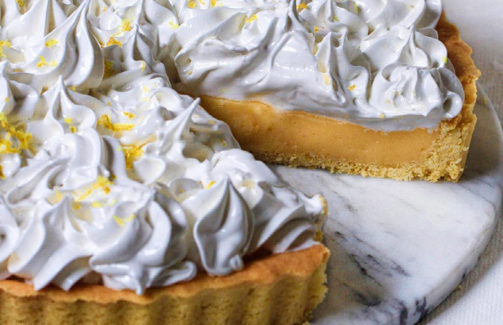 Pie de limón con crema en el tope