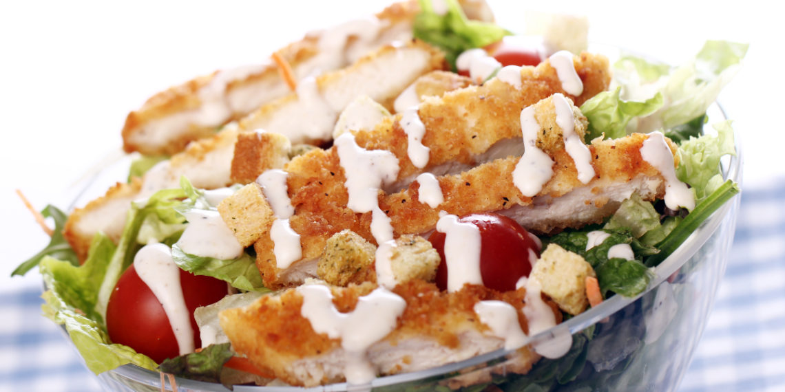 Salsa César para ensaladas con lechuga o pasta, pollo, papas fritas y verduras