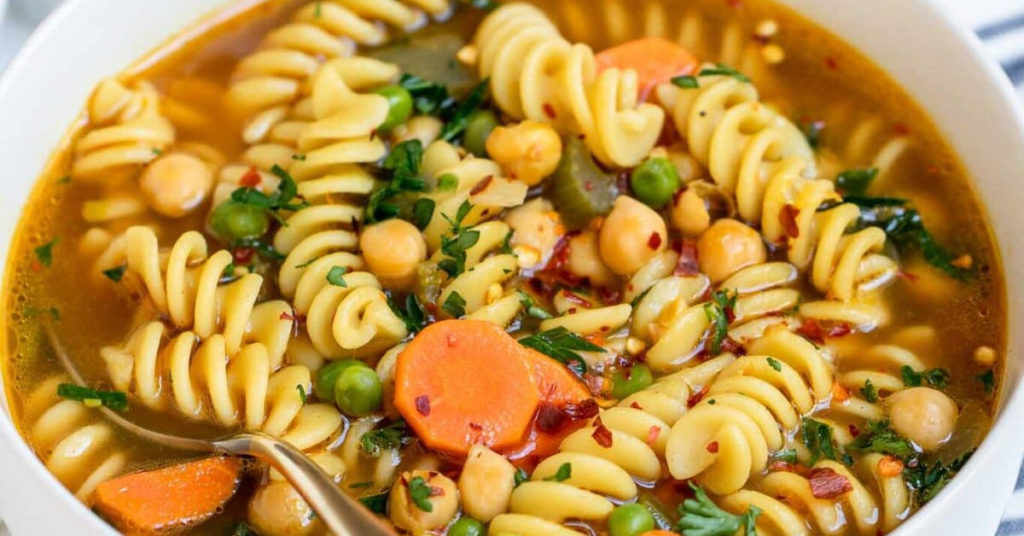 Sopa de fideos con garbanzos y verduras