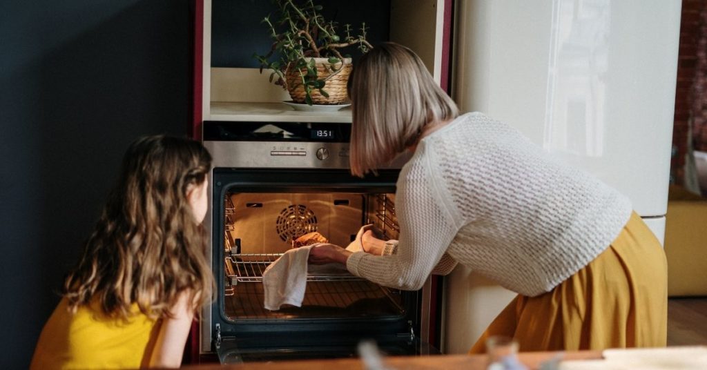 Aprende a limpair tu horno con vinagre y bicarbonato