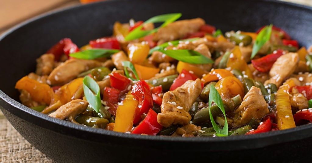 Carne salteada con vegetales y salsa de soya para comer rico, completo y distinto