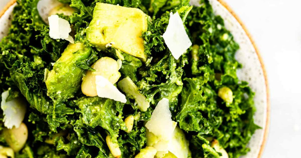 Cómo hacer una ensalada de aguacate saludable con kale