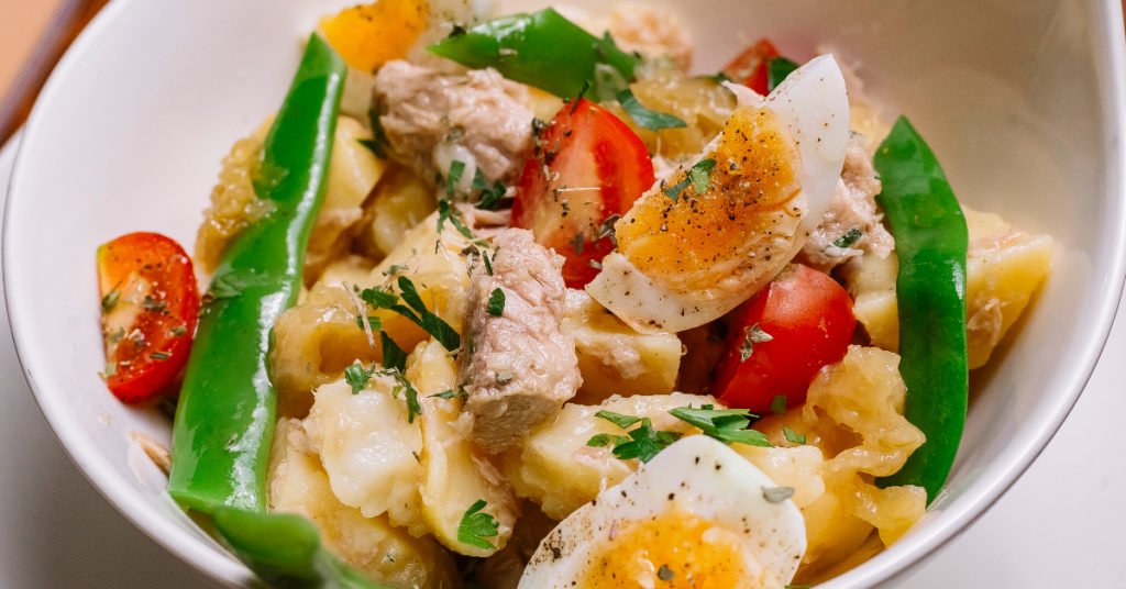 Ensalada de atún, aguacate y papa ideal para complementar las comidas