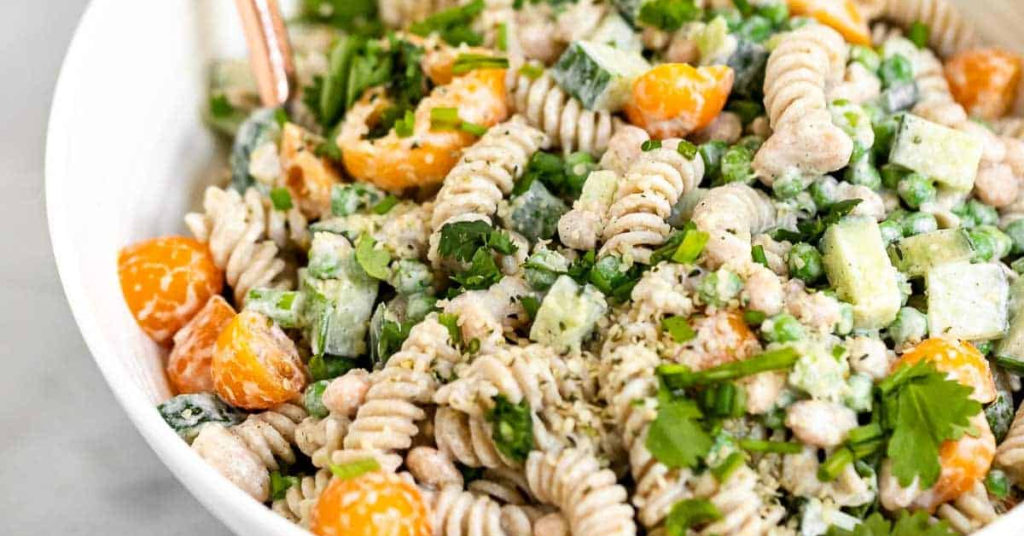 Ensalada de pasta con frijoles blancos, tomates, pepino y salsa blanca: es fácil y saciante