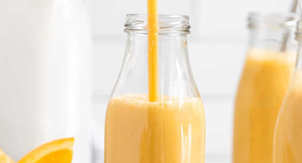 Jugo de naranja, banana y yogurt para reponer energías y complementar la comida de la mañana