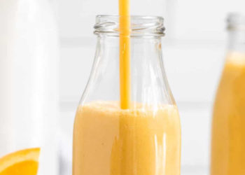 Jugo de naranja, banana y yogurt para reponer energías y complementar la comida de la mañana