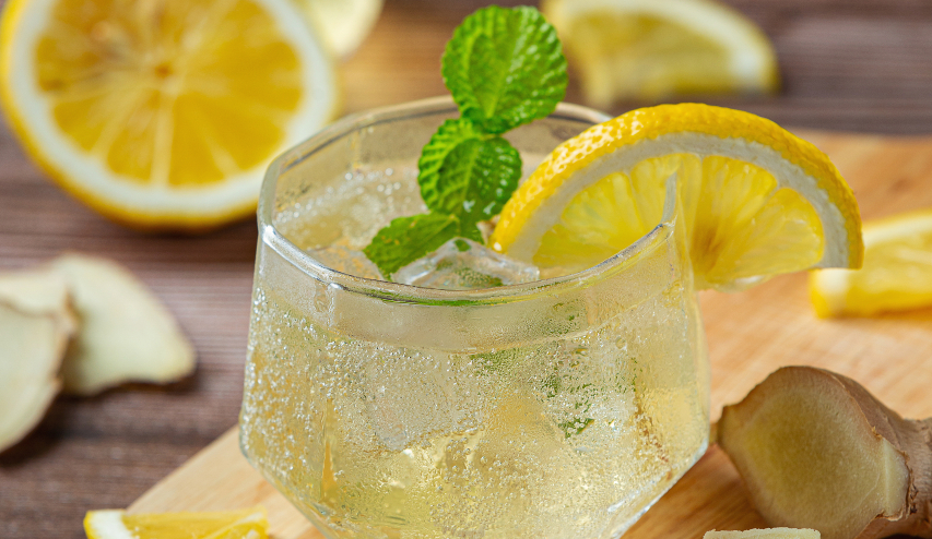 Limonada de jengibre: una bebida con vitamina C que cuida tus defensas y puedes tomar fría o tibia