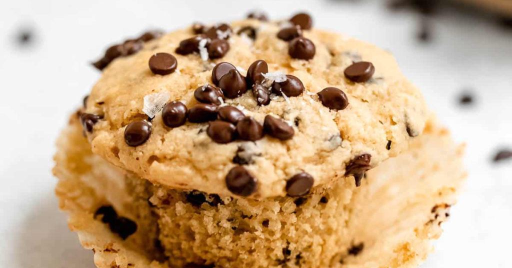 Muffins con chispas de chocolate: son ligeros, esponjosos y tienen una textura parecida a los panecillos
