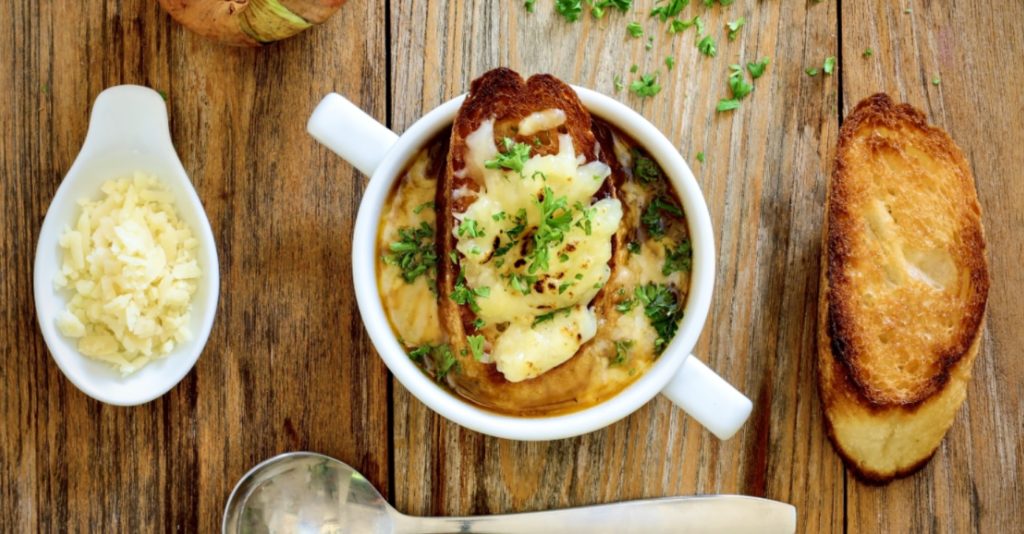 Pan de ajo y perejil para acompañar platos con pasta, sopas o ensaladas