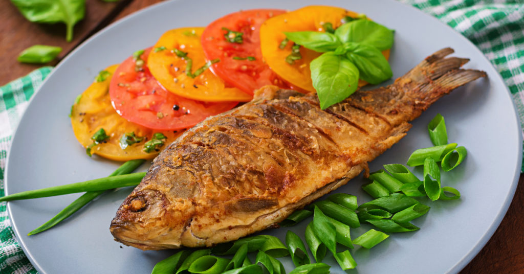 Pescado frito con harina: destaca su sabor a un nivel superior y acompaña con tostones o ensalada