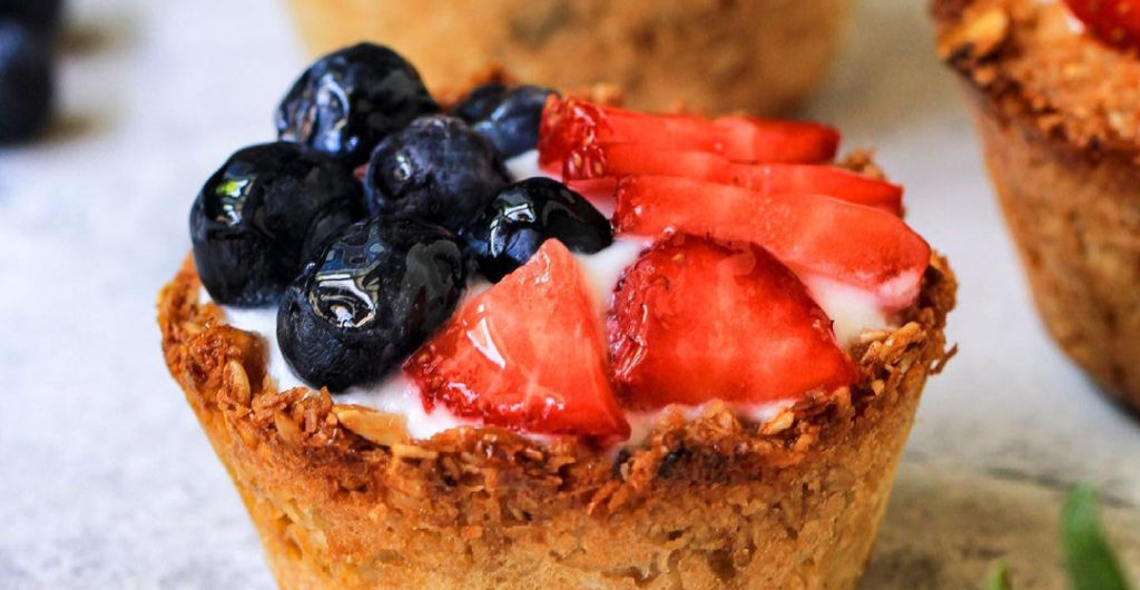 Tarta de frutas con yogurt y avena: un pastel fresco con el que puedes impresionar y comer saludable