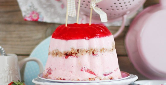 Tarta de gelatina y fresas: sorprende con este pastel llamativo y fácil