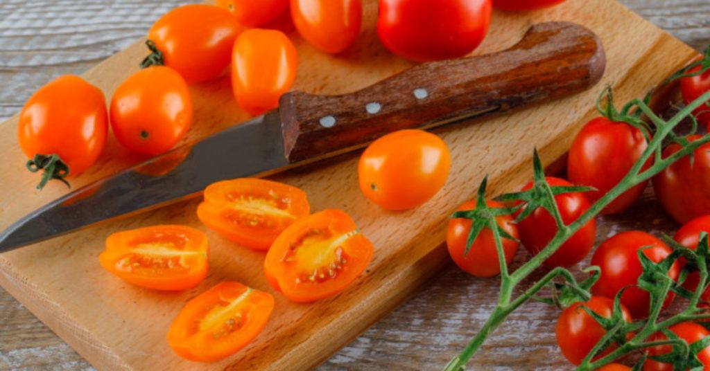 El tomate cherry se distingue por su tamaño y sabor.