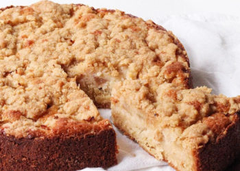 Budín de pan con manzana, uvas pasas y canela para hacer en minutos