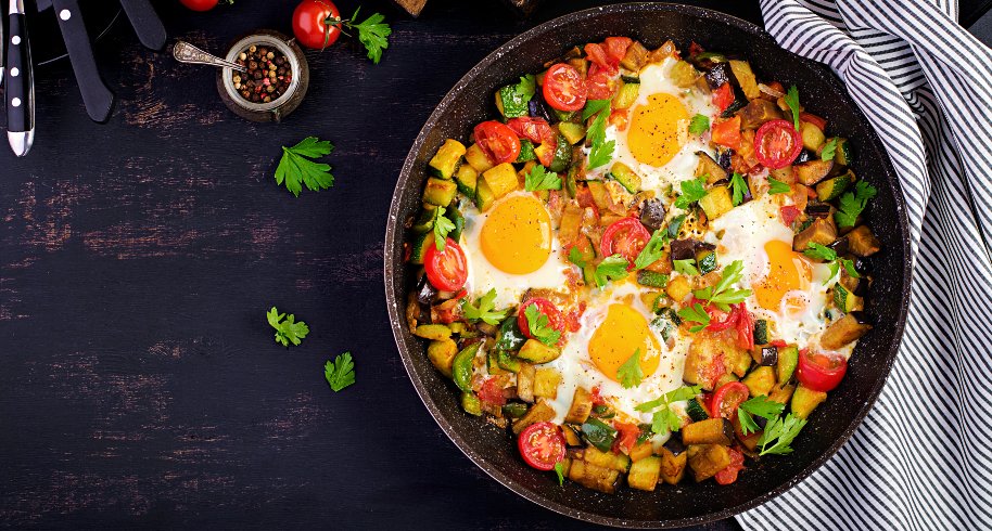 Huevos al horno con vegetales y jamón serrano: una receta deliciosa de 5 minutos