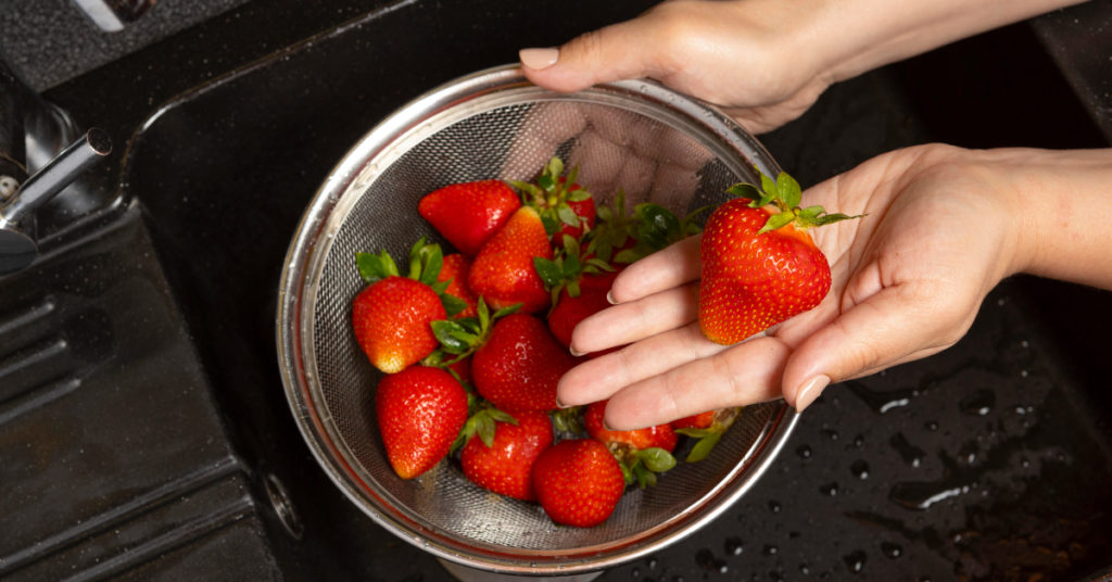 Formas de lavar y desinfectar frutas y verduras de manera segura con lo que tienes en casa