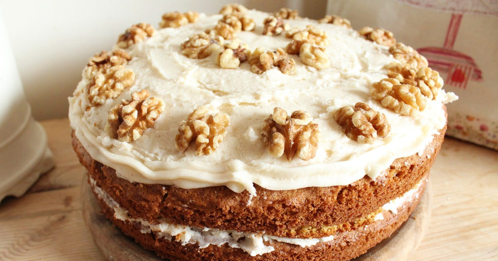 Pastel de avena con nueces: una receta que funciona para desayuno, merienda o cumpleaños