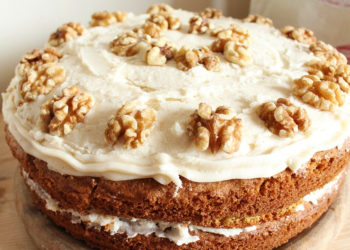 Pastel de avena con nueces: una receta que funciona para desayuno, merienda o cumpleaños