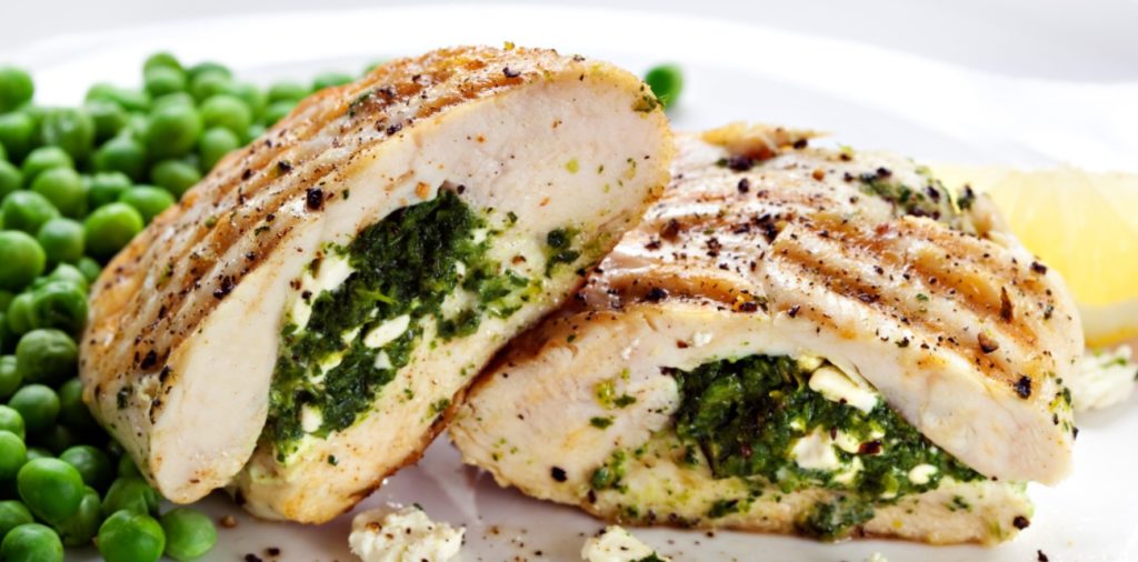 Pechuga de pollo con queso y espinacas: prepara esta receta deliciosa alta en nutrientes