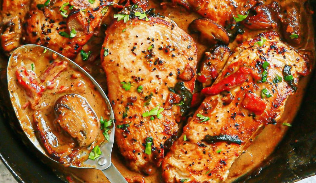 Pollo al horno con romero, tomate y aceite de oliva: realiza esta fácil receta entre semana