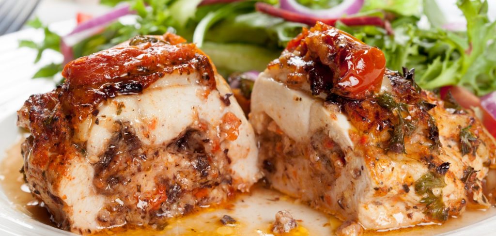 Pollo relleno con tocino, queso y salsa: sirve con ensalada, pan o arroz