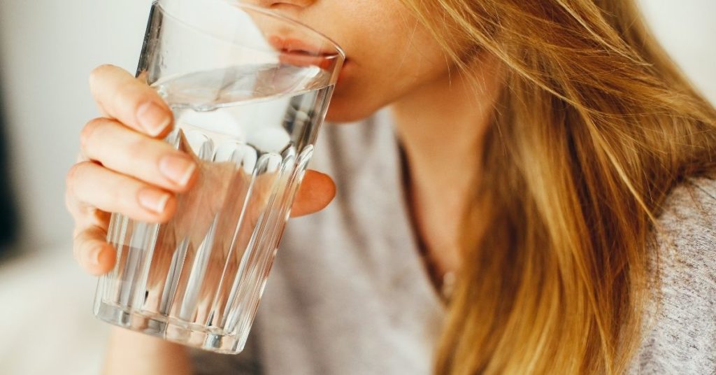 Beber agua es importante así no tengamos sed