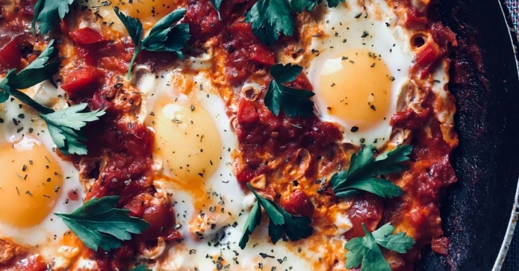 Shakshuka: una manera sofisticada de incluir huevos y hortalizas a tu desayuno