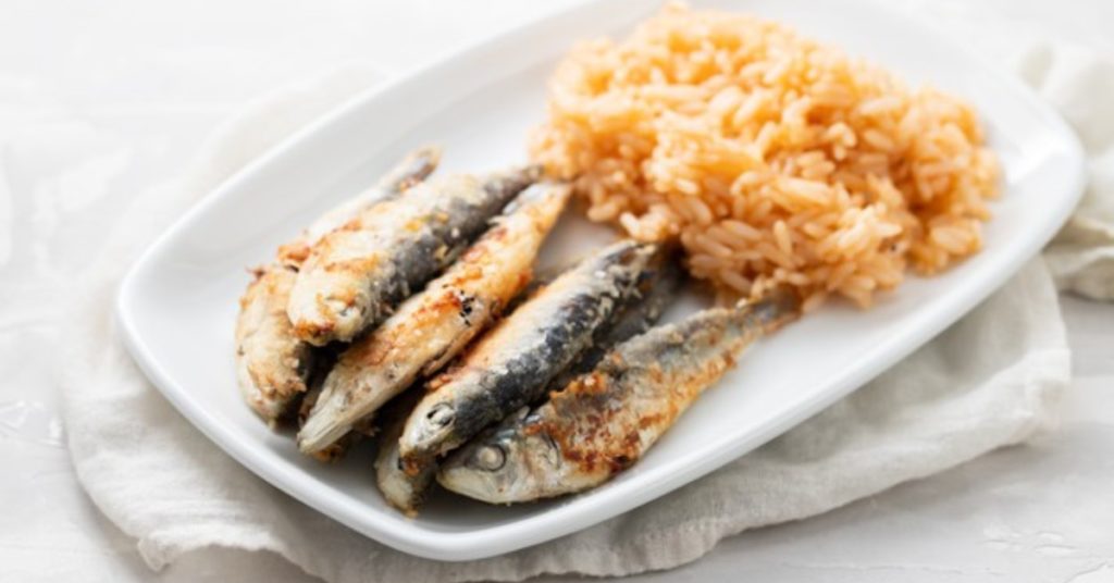 Las sardinas al ajillo son una receta perfecta para el verano. Fuente: Freepik.es